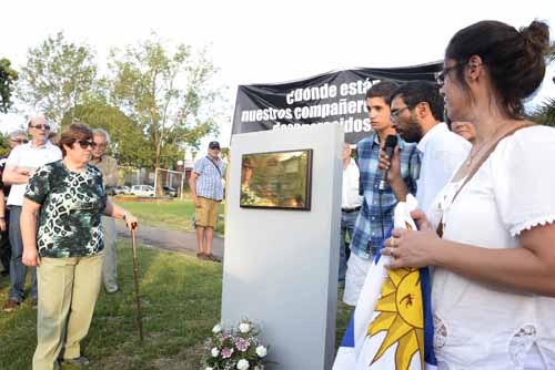 Autoridades y familiares descubriendo la placa