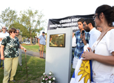 Autoridades y familiares descubriendo la placa