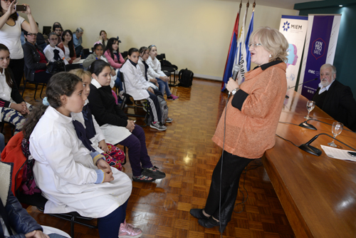 Glenda Rondán haciendo uso de la palabra 