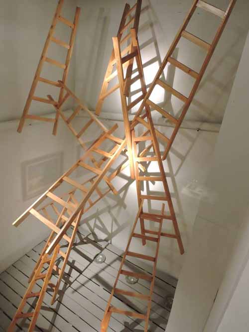 Instalaci&oacute;n con escaleras de madera