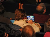 mujer con tablet