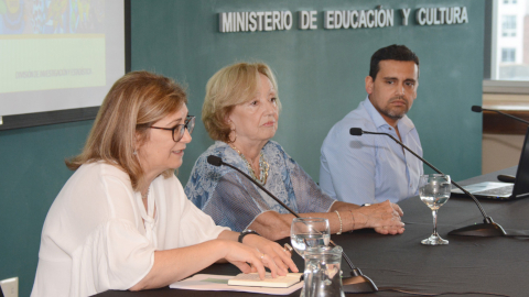 Autoridades hablándole al público