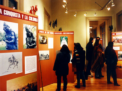Imagen de la exhibición, cartelería y fotografías