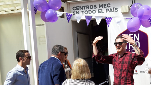 Hombre invitando a entrar al Centro MEC