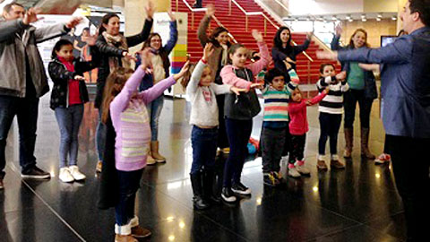 niñas y niños jugando