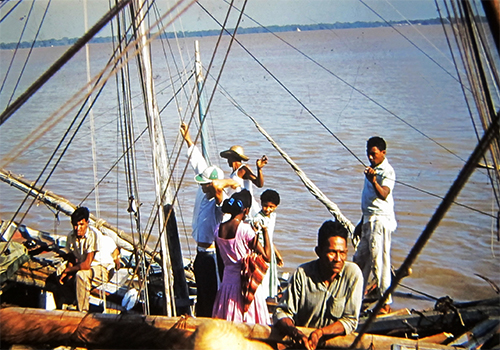 Embarcación con tripulantes en el Puerto de Belén 