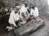 Francisco Oliveras durante hallazgo de uno de los enterramientos humanos en Cañada Saldaña