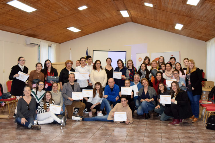 estudiantes con diplomas