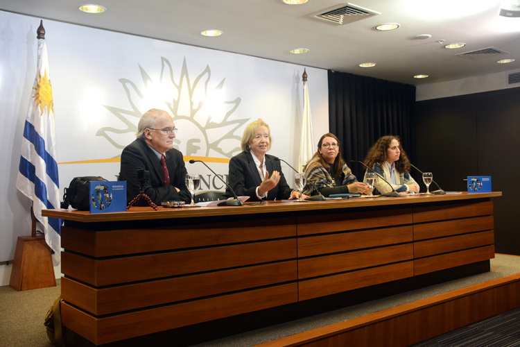 Autoridades en presentación del libro