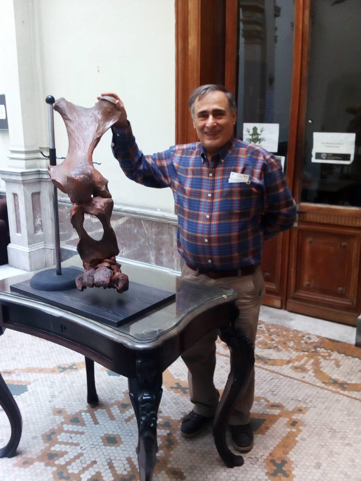 Jorge Gallas junto a pata de Glyptodon
