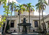 fuente del patio central del museo