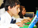 Niño con laptop del Plan Ceibal