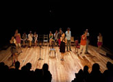 dramaturgos trabajando en sala
