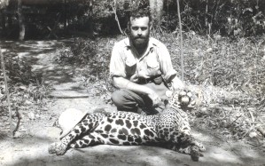 Alejandro Pesce junto a un ejemplar de Tapir (MNHN 701), Ilha do Bananal, Brasil, 1953