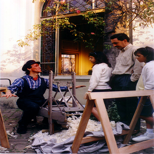 Colchonero realizando el proceso de fabricación artesanal de un colchon