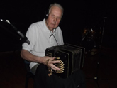 Juancho Moraes tocando su bandoneon