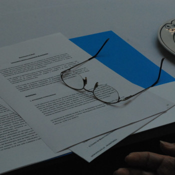 lentes sobre carpeta