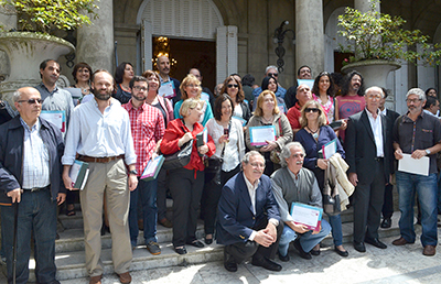 todos los ganadores juntos en el frente del museo junto al ministro Ehrlich y al director nacional de cultura, Hugo Achugar.