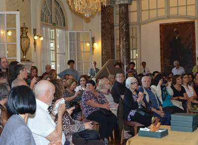 salón del museo de artes decorativas lleno de gente durante la ceremonia