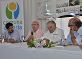 Autoridades en mesa durante la entrega de premios