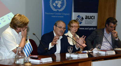 Mesa de autoridades en presentación de publicaciones de educación.