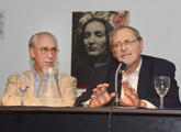 Autoridades en mesa durante la presentación