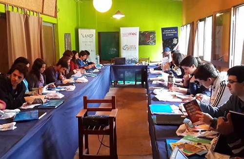 Jóvenes realizando tareas en Campamento