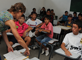 Maestra y niños en el aula