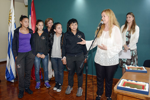 Alumnas del Liceo Nº 60 y su directora.