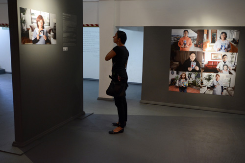 Mujer mirando la muestra fotográfica