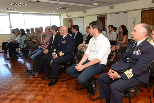 Presentes escuchando las palabras de las autoridades